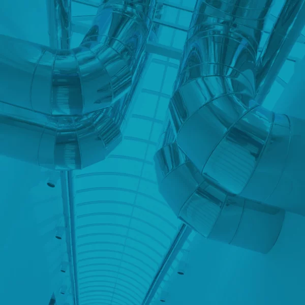 Conduits métalliques isolés d'un bâtiment commercial sous verrière