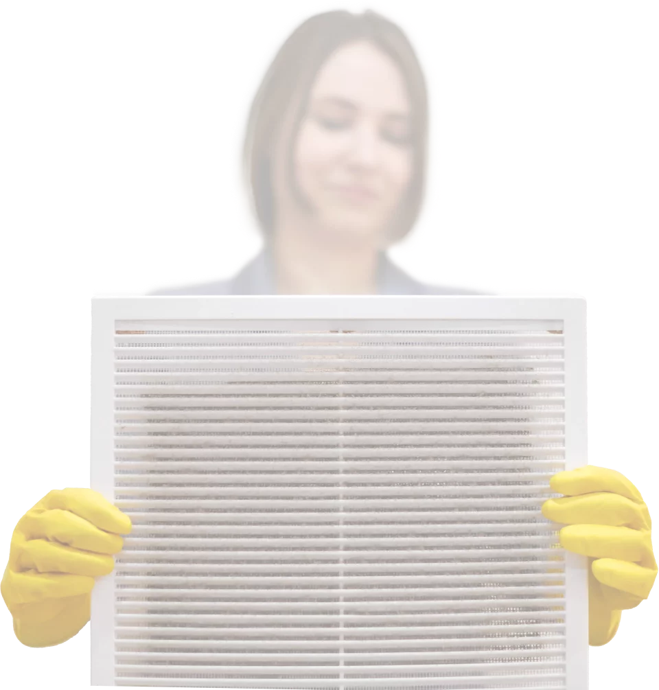 Femme gantée présentant un filtre à air encrassé avant nettoyage