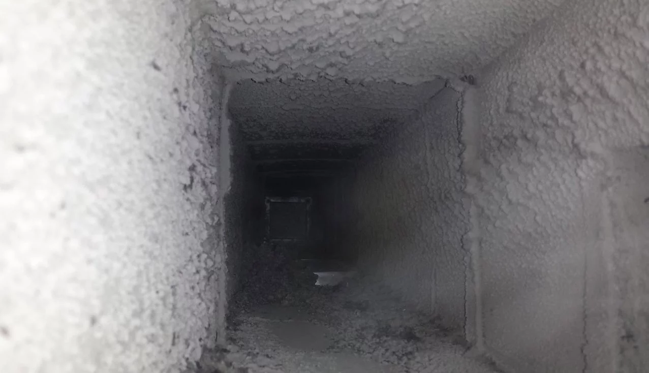 Conduit de ventilation encrassé de poussière avant le nettoyage