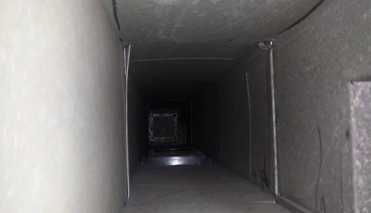 Intérieur d'un conduit de ventilation propre après nettoyage SFP
