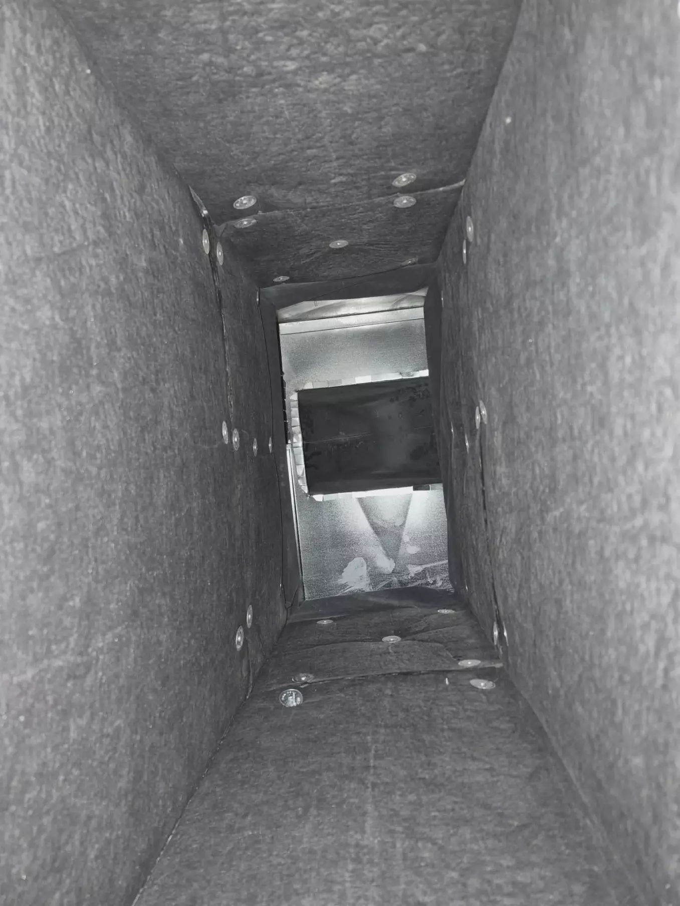 Intérieur d'un conduit de ventilation commercial propre après nettoyage professionnel