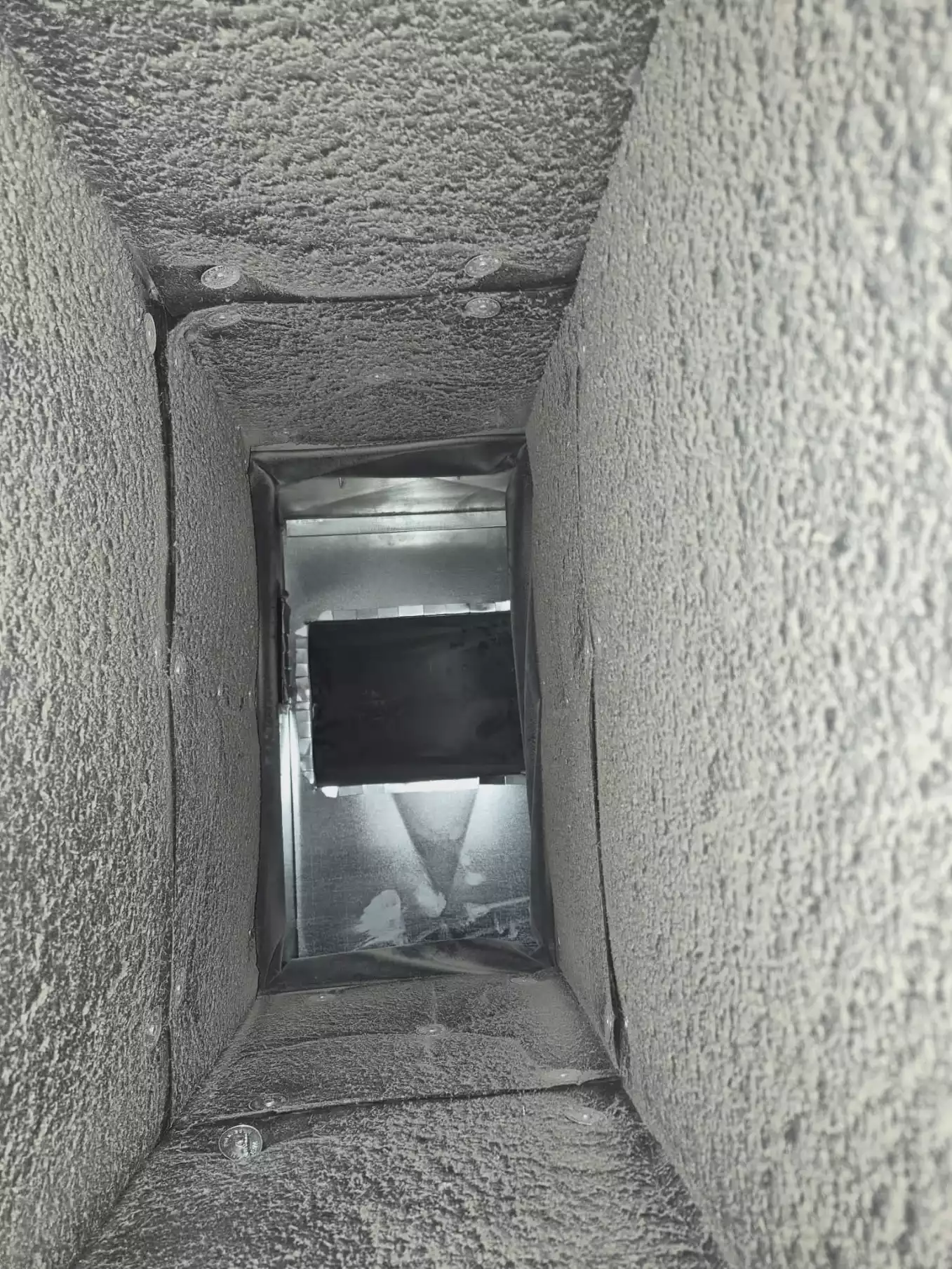 Conduit d'air tapissé de poussière et de charpie avant nettoyage