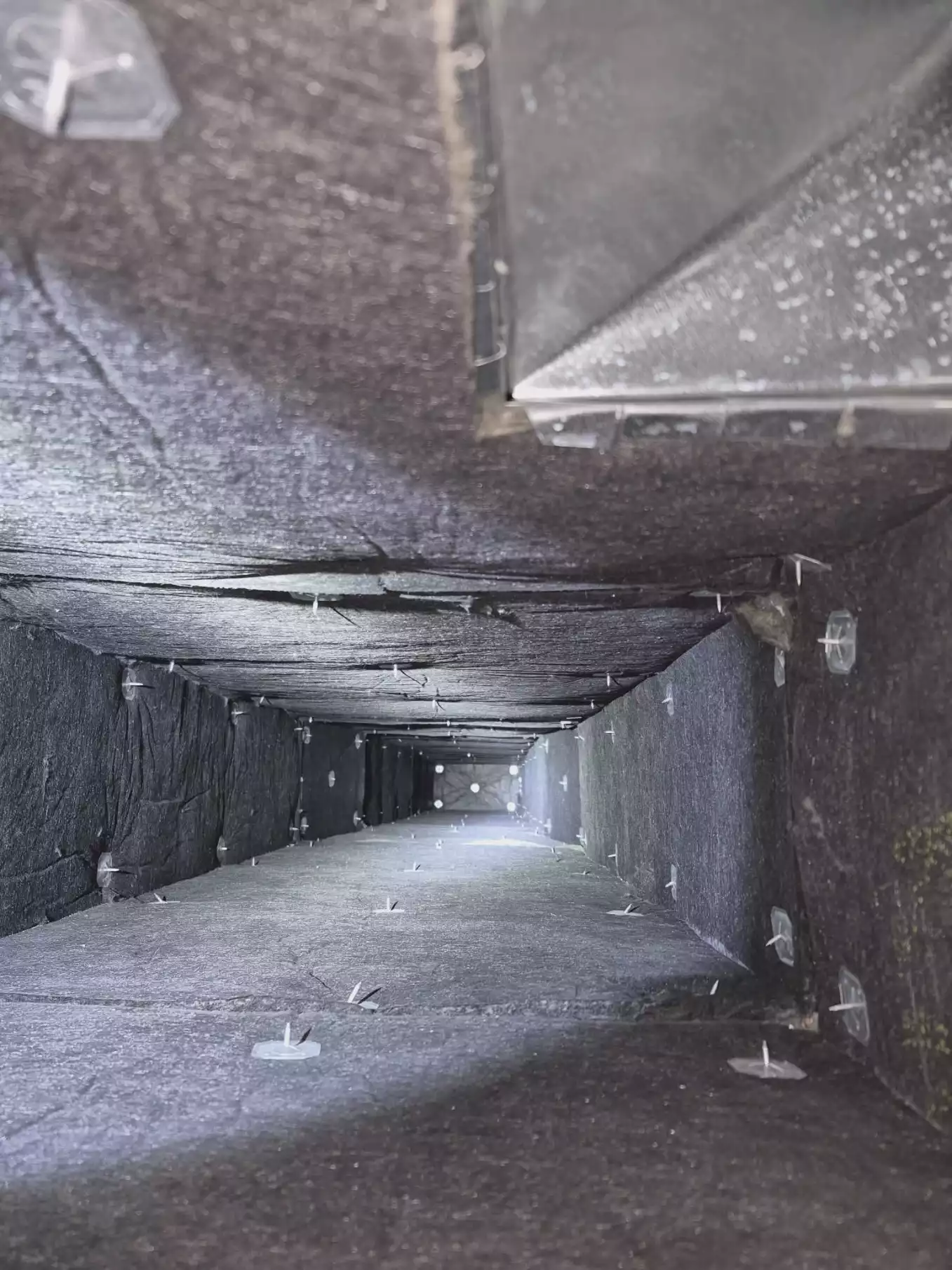 Gaine de ventilation résidentielle dépoussiérée après un nettoyage complet