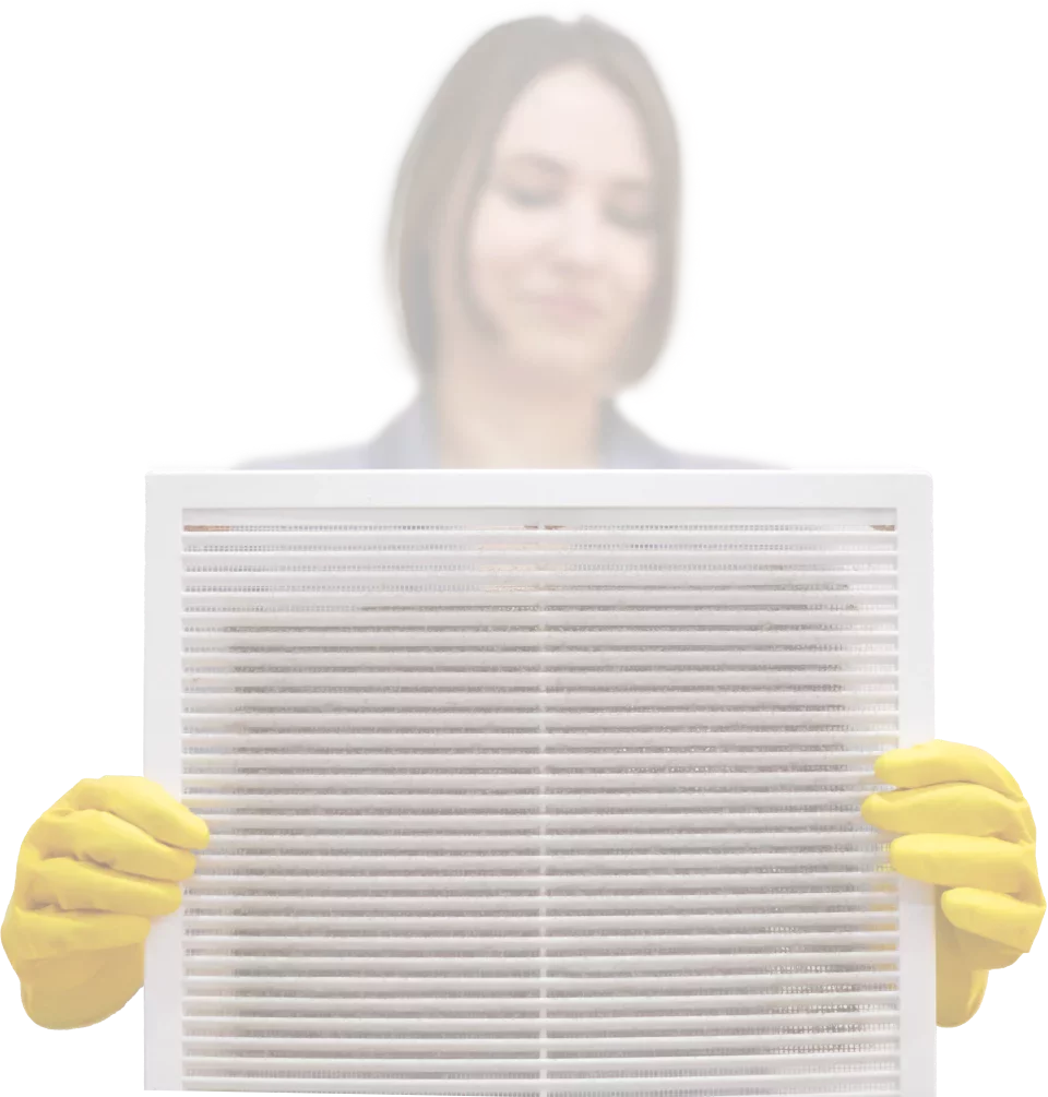 Filtre à air poussiéreux tenu par une femme aux gants jaunes